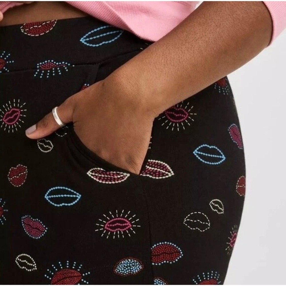 Torrid Pocket Leggings Womens 1X (14/16) Black Lips Print High Rise Full‎ Length